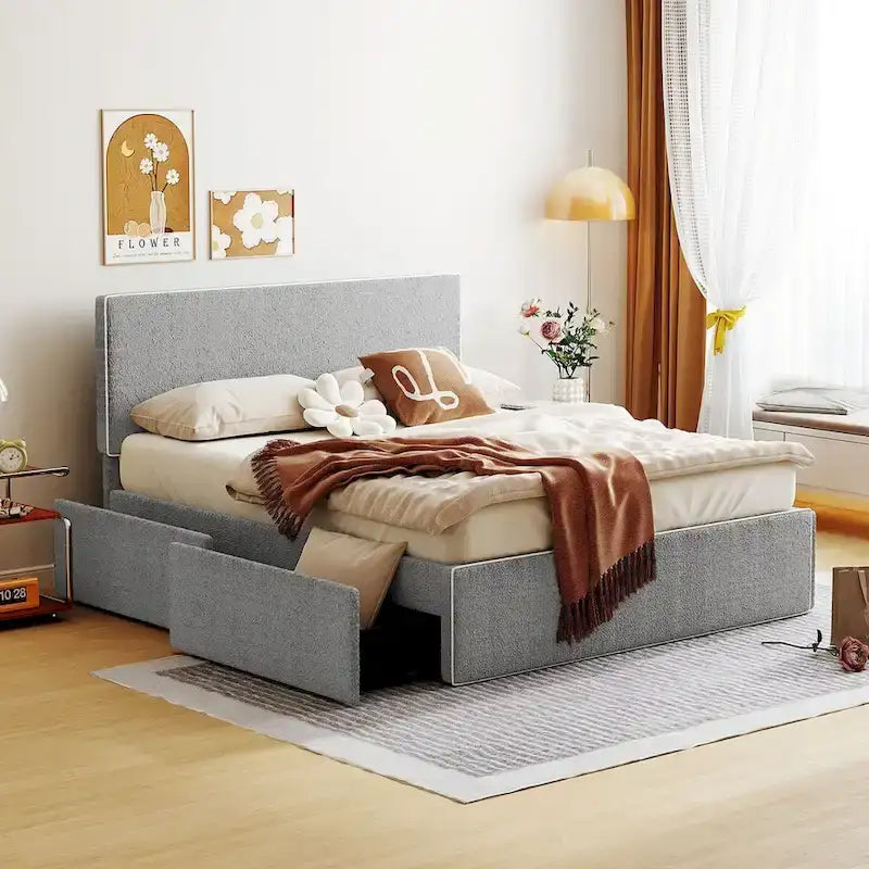 Lit plateforme double entièrement recouvert de polaire, avec 4 tiroirs et bordure dorée sur la tête et le pied de lit.