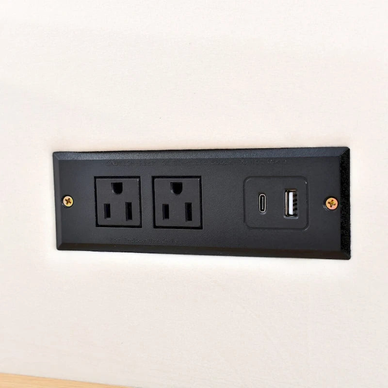 Lit plateforme en velours, format queen, deux prises électriques et ports de chargement USB de chaque côté, deux oreillers de chevet, étagères de rangement