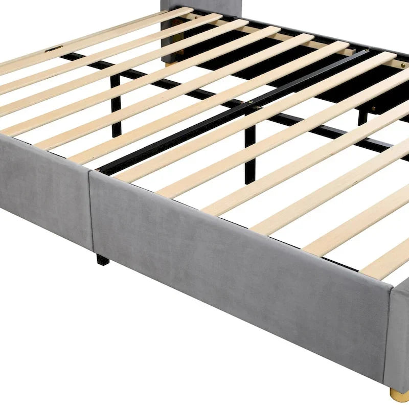 Lit plateforme en velours, format queen, deux prises électriques et ports de chargement USB de chaque côté, deux oreillers de chevet, étagères de rangement
