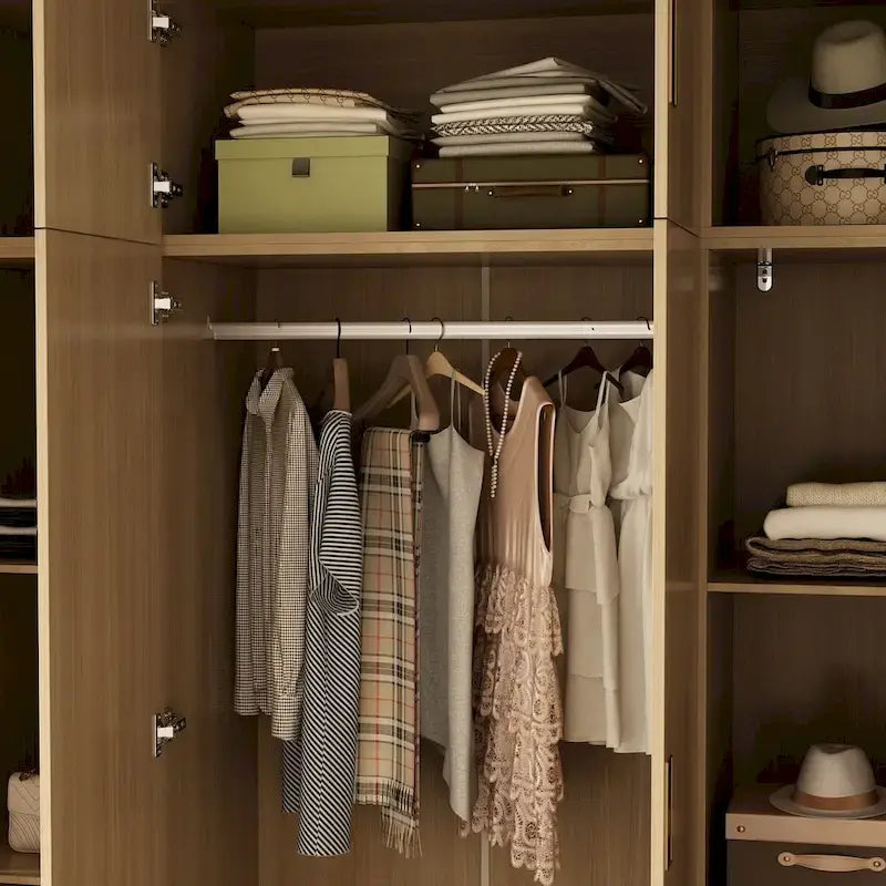 Armoire-penderie avec poignées dorées et meuble haut en option