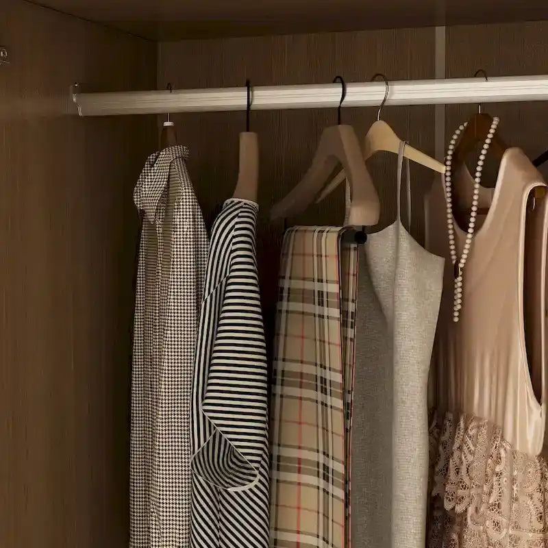 Armoire-penderie avec poignées dorées et meuble haut en option