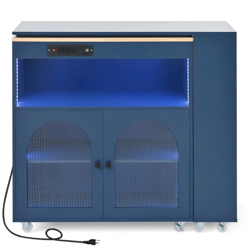 Desserte de cuisine en bois d'hévéa avec abattant, table extensible, 2 portes vitrées cannelées, éclairage LED et prise électrique.