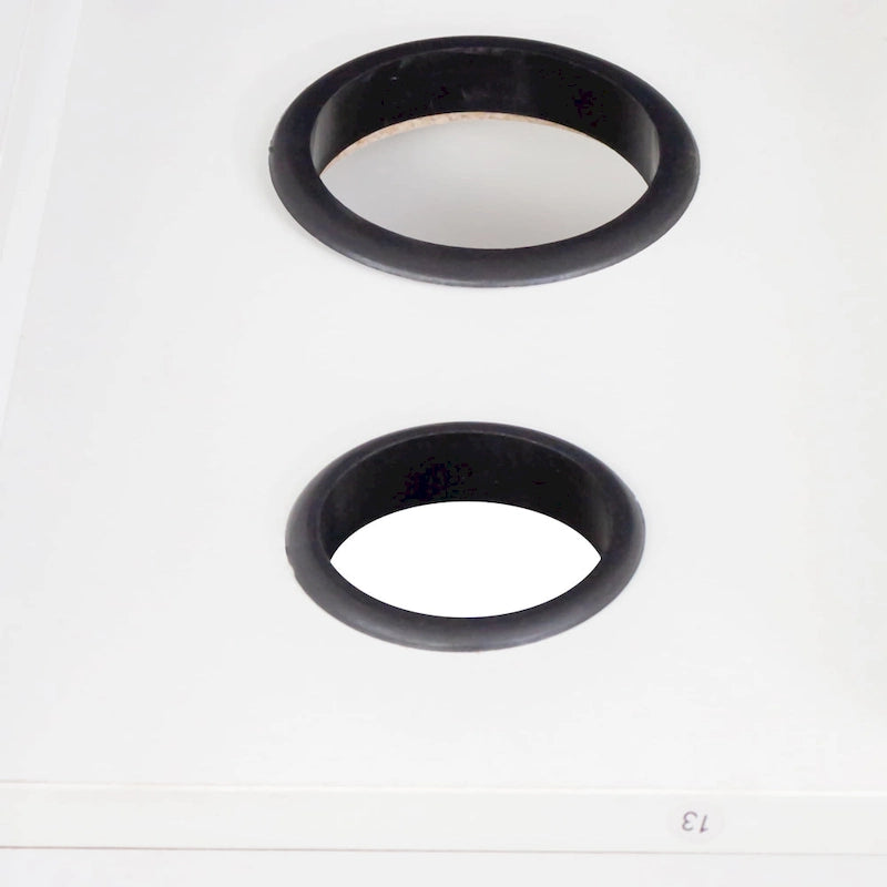 Bureau de coiffure moderne et épuré, espace de rangement à plusieurs niveaux