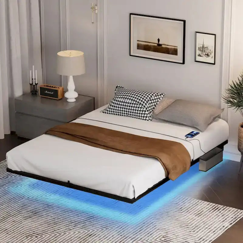 Lit flottant moderne avec éclairage LED, station de recharge et cadre en métal