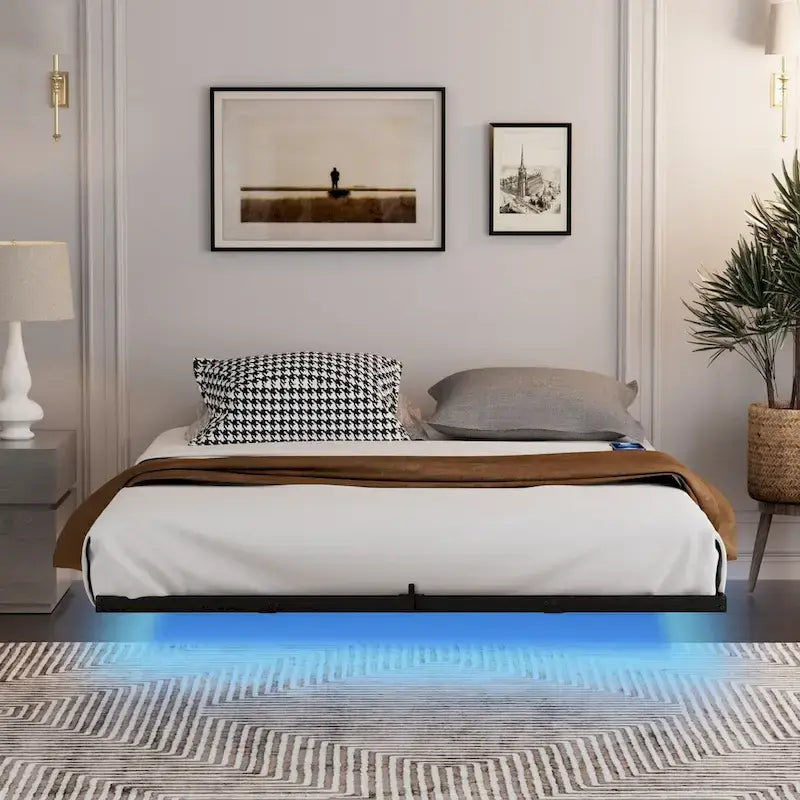 Lit flottant moderne avec éclairage LED, station de recharge et cadre en métal