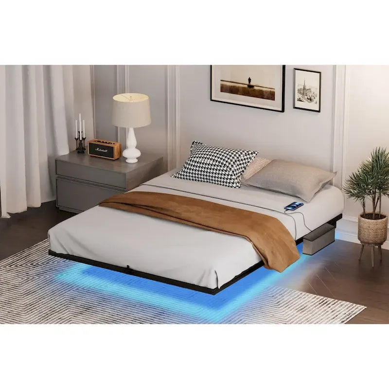 Lit flottant moderne avec éclairage LED, station de recharge et cadre en métal